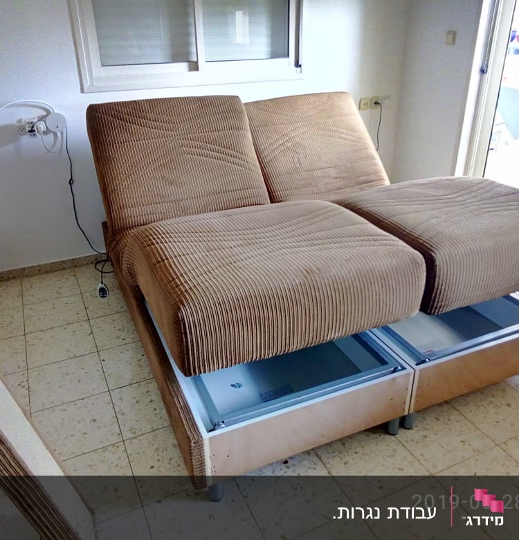 מיטה מתכווננת עם בסיס עץ ורגלי מתכת